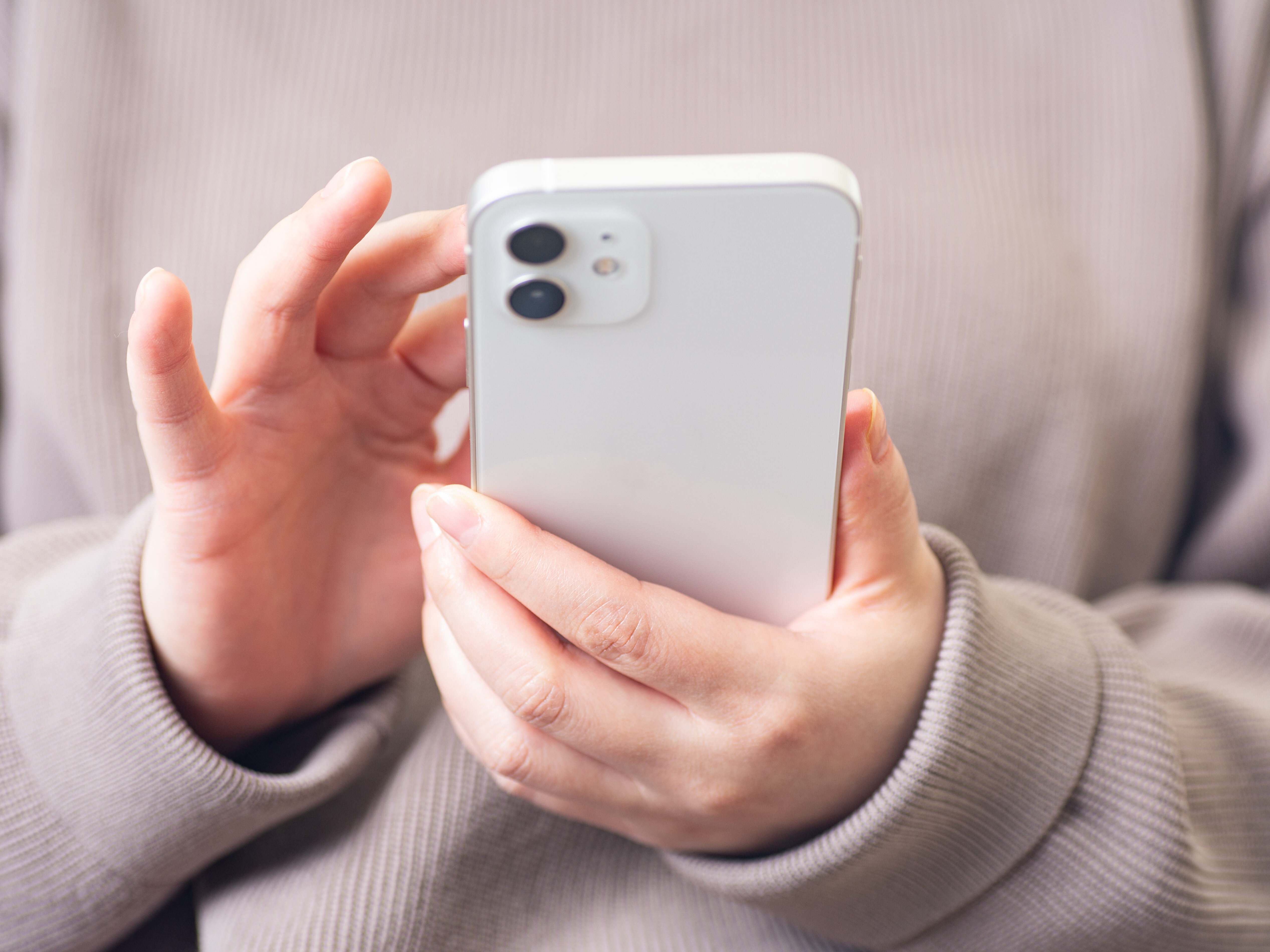 スマホを操作する女性イメージ01